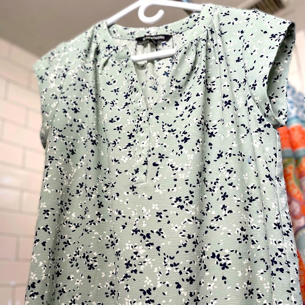 Cap sleeve, v neck blouse. Pale sage green w/floral design. 41 Hawthorne, Small